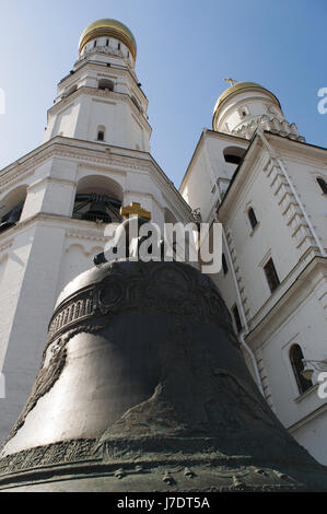 Moskauer Kreml: die Zarenglocke, die größte Glocke der Welt, während Metallguss gebrochen und nie Sprosse und Ansicht von Iwan der große Glockenturm Stockfoto