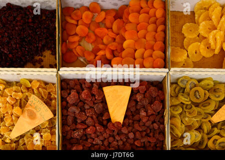 Nahaufnahme der Französischen Markt produzieren im St Antonin Noble Val. Getrocknete Kiwis, Aprikosen, Bananen, mit Preisschildern in Euro. Stockfoto