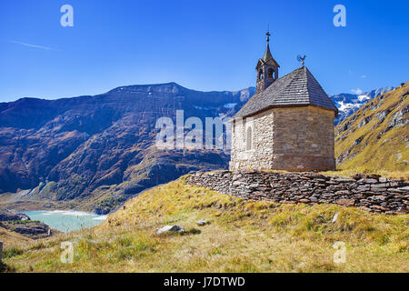 Kleine Kapelle auf der oberen Serpentinen die Großglockner Hochalpenstraße, einer berühmten Bergstraße in Österreich Stockfoto