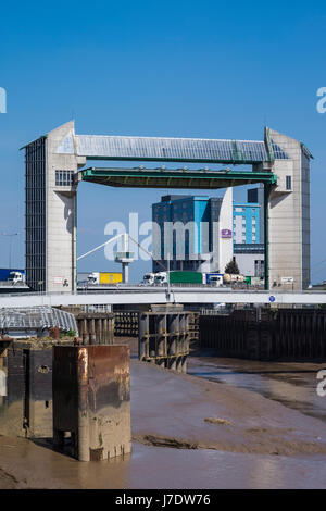 Hull Gezeiten Barriere & Myton Brücke über den Fluss Hull Kingston nach Rumpf, Yorkshire, England, Vereinigtes Königreich Stockfoto