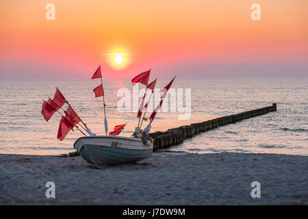 Fischerboot am Strand bei Sonnenuntergang in Ahrenshoop, Mecklenburg-Vorpommern, Deutschland Stockfoto