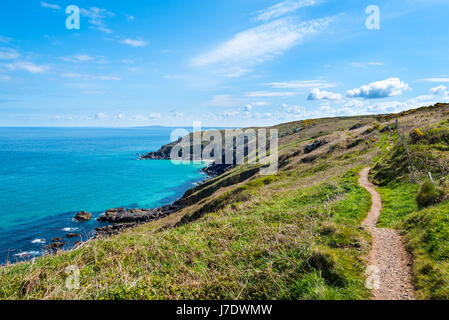 Cornwall Nordküste in der Nähe von St. Ives. Blick nach Osten entlang der Küstenweg in Richtung Enys Stiftspitze und Polgassick Bucht. Stockfoto