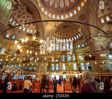 Istanbul, Türkei - 1. April 2017: innere blaue Moschee Sultan Ahmed Mosque oder Sultan-Ahmet-Moschee in Istanbul, Turkey.Ceiling Dekorationen mit islamischen Elementen von Sultan Ahmed Mosque Kuppel auch genannt. Stockfoto