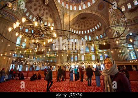 Istanbul, Türkei - 1. April 2017: innere blaue Moschee Sultan Ahmed Mosque oder Sultan-Ahmet-Moschee in Istanbul, Turkey.Ceiling Dekorationen mit islamischen Elementen von Sultan Ahmed Mosque Kuppel auch genannt. Stockfoto