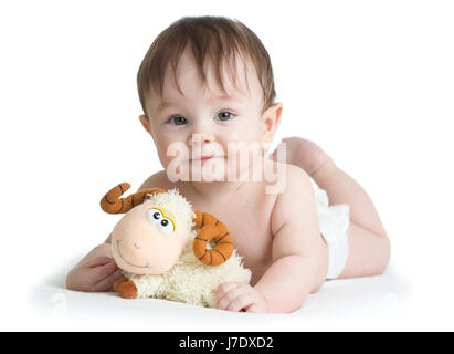 Baby Junge auf dem Bauch liegend mit Lamm Spielzeug, isoliert auf weiss Stockfoto