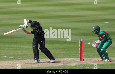 Der Neuseeländer Mitchell Santner wird während des Spiels der Tri-Nations-Serie im Clontarf Cricket Club, Dublin, herausgeklatzt. Stockfoto