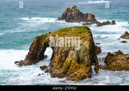 Enys Dodnan, ein Felsbogen ca. 1km südlich von Lands End, Cornwall, UK. Gesehen vom Pordenack Punkt. Stockfoto