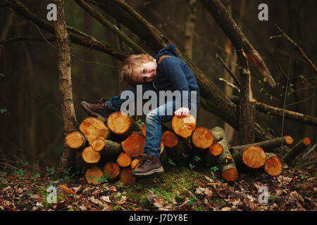 kleine süße Holzfäller im herbstlichen Wald Stockfoto