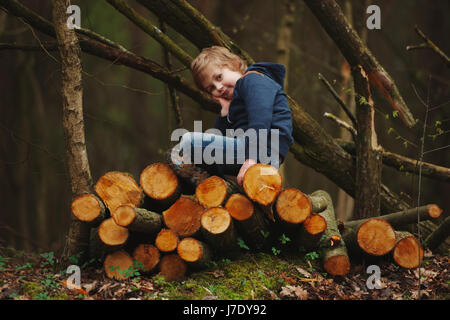 kleine süße Holzfäller im herbstlichen Wald Stockfoto