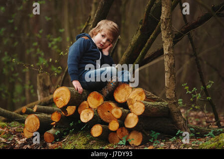 kleine süße Holzfäller im herbstlichen Wald Stockfoto