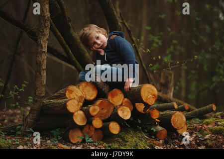 kleine süße Holzfäller im herbstlichen Wald Stockfoto