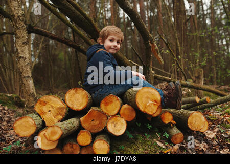 kleine süße Holzfäller im herbstlichen Wald Stockfoto