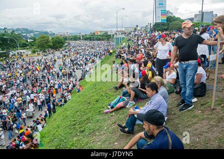 Venezolanische Bürger, gegen die Regierung von Nicolas Maduro, blieb für 12 Stunden in der "Gran Plantón" des Verteilers Altamira, auf die highwa Stockfoto