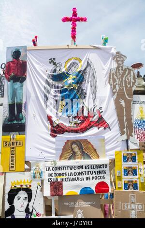 Verschiedene Erscheinungsformen von bildenden Künstlern zu Ehren derjenigen in den Demonstrationen getötet. Venezolanische Bürger, gegen die Regierung von Nicolas Stockfoto