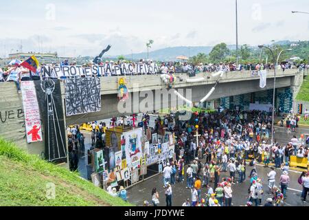 Venezolanische Bürger, gegen die Regierung von Nicolas Maduro, blieb für 12 Stunden in der "Gran Plantón" des Verteilers Altamira, auf die highwa Stockfoto