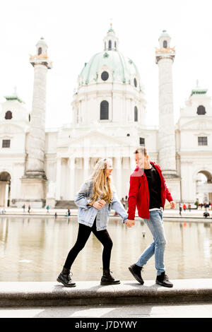 Junges Paar gehen Hand in Hand um Wien, Österreich Stockfoto