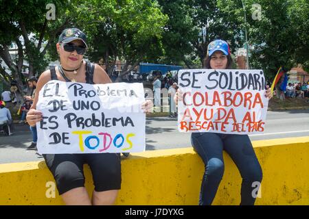 Eine Dame und ihre Tochter mit Plakaten, die auf der Suche nach Solidarität zu protestieren. Venezolanische Bürger, gegen die Regierung von Nicolas Maduro, blieb für 12 Stockfoto