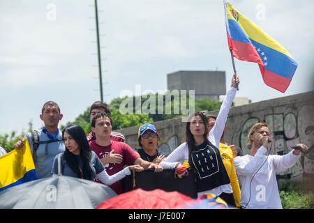 Künstler und Studenten singen der Nationalhymne, inmitten der Protest. Venezolanische Bürger, gegen die Regierung von Nicolas Maduro, blieb für 12 ho Stockfoto