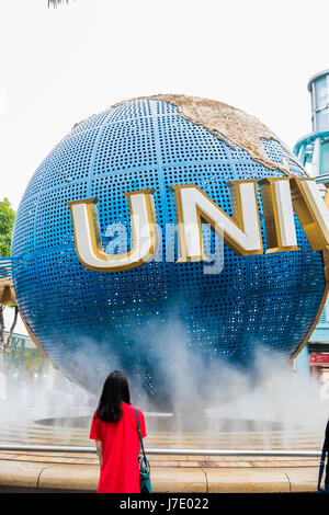 Mädchen in rot in den universal Studios, Stockfoto