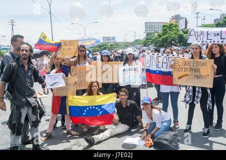 Studierende der Universität UNEARTE protestieren auf der Autobahn... Venezolanische Bürger, gegen die Regierung von Nicolas Maduro, blieb für 12 Stunden in der " Stockfoto