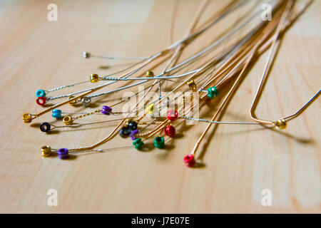 Eine Auswahl an gebrauchten e-Gitarrensaiten auf eine Holzoberfläche übrig, wenn mehrere Sätze von Saiten zu ersetzen. Stockfoto