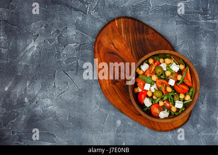 Frühling Gemüsesalat mit Rucola, Cherry-Tomaten, Kichererbsen, Oliven und Feta-Käse. Ansicht von oben. Platz für Text. Stockfoto