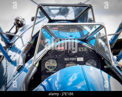 Cockpit-Ansicht der ein Vintage Boeing Stearman PT17 Doppeldecker-Schulflugzeug bei der Imperial War Museum, Duxford, Cambridgeshire UK Stockfoto