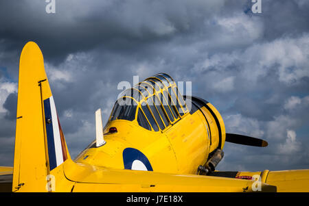 Eine North American Harvard WW2 Vintage Trainingsflugzeug an das Imperial War Museum Duxford. Stockfoto