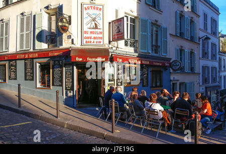 Die Ansicht der typischen Paris Café Au Tour du Moulin in Paris, Montmartre-Bereich, Frankreich. Stockfoto