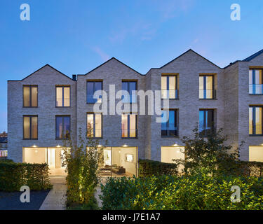 Neue bauen Terrasse Garten in der Abenddämmerung. Paradise Gardens, London, Vereinigtes Königreich. Architekt: Lifschutz Davidson Sandilands, 2016. Stockfoto