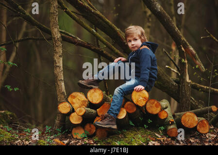 kleine süße Holzfäller im herbstlichen Wald Stockfoto