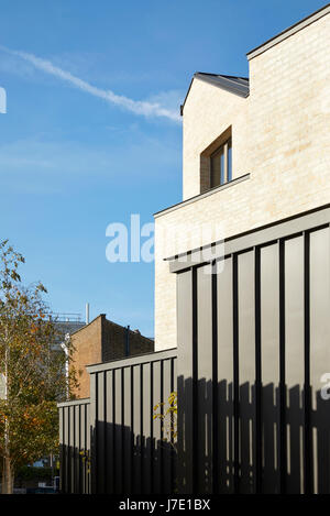 Schrägansicht entlang Zink-Ziegel-Fassade. Paradise Gardens, London, Vereinigtes Königreich. Architekt: Lifschutz Davidson Sandilands, 2016. Stockfoto