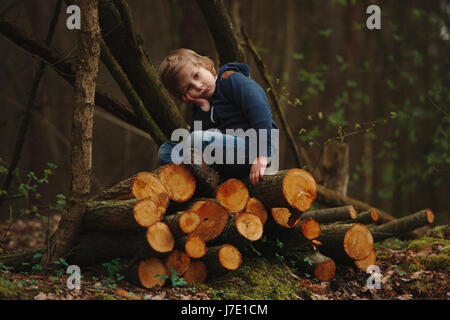 kleine süße Holzfäller im herbstlichen Wald Stockfoto