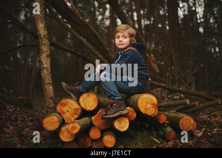 kleine süße Holzfäller im herbstlichen Wald Stockfoto