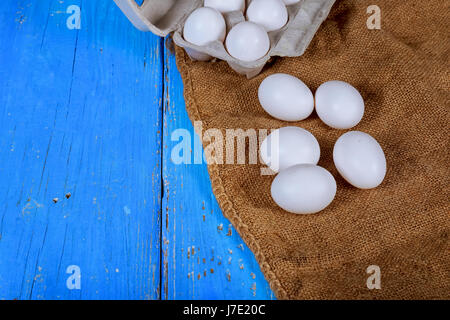 Hühnereier in einem Karton auf einem Holztisch. Ei Eigelb Kochen Typ top Stockfoto