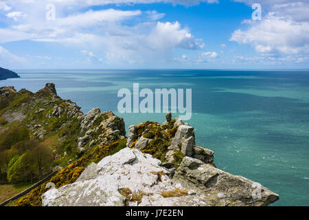 Tal der Felsen im Exmoor National Park mit Blick auf den Bristolkanal. Lynmouth, Nord-Devon, England. Stockfoto