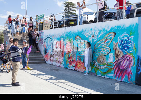Touristen fotografieren gegen Wandbild Wände, Graffiti-Wände, die Promenade am Bondi Beach, Sydney Stockfoto