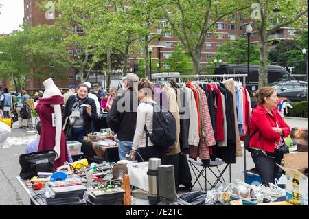 Käufer suchen Sie nach Schnäppchen bei humongous Penn Süden Flohmarkt im New Yorker Stadtteil Chelsea auf Samstag, 20. Mai 2017. Der Flohmarkt erscheint wie Brigadoon, nur einmal jährlich, und die Bewohner der Baugenossenschaften Penn Süd 20 einen Schrank Reinigung Extravaganz haben. Shopper aus der Stadt gekommen, um der Flohmarkt zieht Tausende auf der Durchreise.  (© Richard B. Levine) Stockfoto