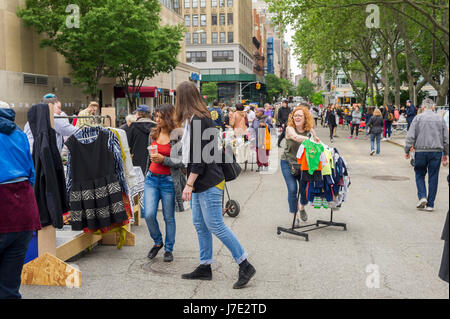Käufer suchen Sie nach Schnäppchen bei humongous Penn Süden Flohmarkt im New Yorker Stadtteil Chelsea auf Samstag, 20. Mai 2017. Der Flohmarkt erscheint wie Brigadoon, nur einmal jährlich, und die Bewohner der Baugenossenschaften Penn Süd 20 einen Schrank Reinigung Extravaganz haben. Shopper aus der Stadt gekommen, um der Flohmarkt zieht Tausende auf der Durchreise.  (© Richard B. Levine) Stockfoto