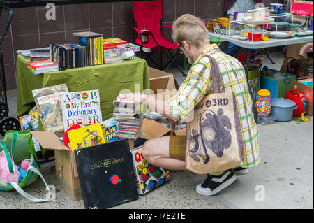 Käufer suchen Sie nach Schnäppchen bei humongous Penn Süden Flohmarkt im New Yorker Stadtteil Chelsea auf Samstag, 20. Mai 2017. Der Flohmarkt erscheint wie Brigadoon, nur einmal jährlich, und die Bewohner der Baugenossenschaften Penn Süd 20 einen Schrank Reinigung Extravaganz haben. Shopper aus der Stadt gekommen, um der Flohmarkt zieht Tausende auf der Durchreise.  (© Richard B. Levine) Stockfoto