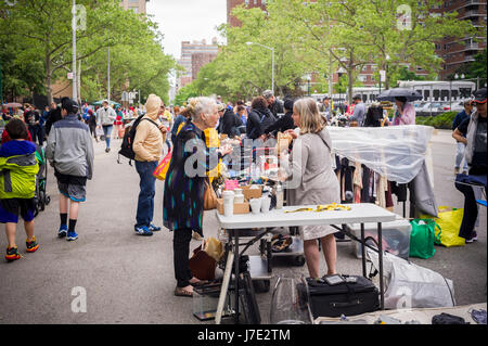 Käufer suchen Sie nach Schnäppchen bei humongous Penn Süden Flohmarkt im New Yorker Stadtteil Chelsea auf Samstag, 20. Mai 2017. Der Flohmarkt erscheint wie Brigadoon, nur einmal jährlich, und die Bewohner der Baugenossenschaften Penn Süd 20 einen Schrank Reinigung Extravaganz haben. Shopper aus der Stadt gekommen, um der Flohmarkt zieht Tausende auf der Durchreise.  (© Richard B. Levine) Stockfoto