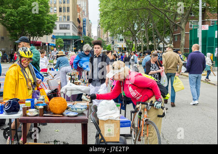Käufer suchen Sie nach Schnäppchen bei humongous Penn Süden Flohmarkt im New Yorker Stadtteil Chelsea auf Samstag, 20. Mai 2017. Der Flohmarkt erscheint wie Brigadoon, nur einmal jährlich, und die Bewohner der Baugenossenschaften Penn Süd 20 einen Schrank Reinigung Extravaganz haben. Shopper aus der Stadt gekommen, um der Flohmarkt zieht Tausende auf der Durchreise.  (© Richard B. Levine) Stockfoto