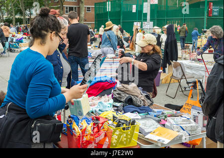 Käufer suchen Sie nach Schnäppchen bei humongous Penn Süden Flohmarkt im New Yorker Stadtteil Chelsea auf Samstag, 20. Mai 2017. Der Flohmarkt erscheint wie Brigadoon, nur einmal jährlich, und die Bewohner der Baugenossenschaften Penn Süd 20 einen Schrank Reinigung Extravaganz haben. Shopper aus der Stadt gekommen, um der Flohmarkt zieht Tausende auf der Durchreise.  (© Richard B. Levine) Stockfoto