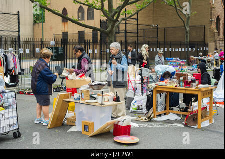 Käufer suchen Sie nach Schnäppchen bei humongous Penn Süden Flohmarkt im New Yorker Stadtteil Chelsea auf Samstag, 20. Mai 2017. Der Flohmarkt erscheint wie Brigadoon, nur einmal jährlich, und die Bewohner der Baugenossenschaften Penn Süd 20 einen Schrank Reinigung Extravaganz haben. Shopper aus der Stadt gekommen, um der Flohmarkt zieht Tausende auf der Durchreise.  (© Richard B. Levine) Stockfoto
