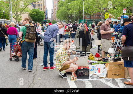 Käufer suchen Sie nach Schnäppchen bei humongous Penn Süden Flohmarkt im New Yorker Stadtteil Chelsea auf Samstag, 20. Mai 2017. Der Flohmarkt erscheint wie Brigadoon, nur einmal jährlich, und die Bewohner der Baugenossenschaften Penn Süd 20 einen Schrank Reinigung Extravaganz haben. Shopper aus der Stadt gekommen, um der Flohmarkt zieht Tausende auf der Durchreise.  (© Richard B. Levine) Stockfoto