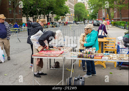 Käufer suchen Sie nach Schnäppchen bei humongous Penn Süden Flohmarkt im New Yorker Stadtteil Chelsea auf Samstag, 20. Mai 2017. Der Flohmarkt erscheint wie Brigadoon, nur einmal jährlich, und die Bewohner der Baugenossenschaften Penn Süd 20 einen Schrank Reinigung Extravaganz haben. Shopper aus der Stadt gekommen, um der Flohmarkt zieht Tausende auf der Durchreise.  (© Richard B. Levine) Stockfoto