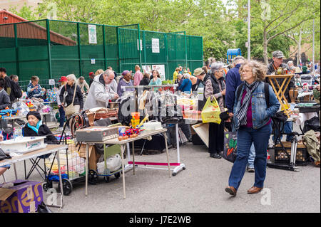 Käufer suchen Sie nach Schnäppchen bei humongous Penn Süden Flohmarkt im New Yorker Stadtteil Chelsea auf Samstag, 20. Mai 2017. Der Flohmarkt erscheint wie Brigadoon, nur einmal jährlich, und die Bewohner der Baugenossenschaften Penn Süd 20 einen Schrank Reinigung Extravaganz haben. Shopper aus der Stadt gekommen, um der Flohmarkt zieht Tausende auf der Durchreise.  (© Richard B. Levine) Stockfoto