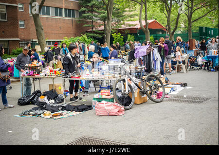 Käufer suchen Sie nach Schnäppchen bei humongous Penn Süden Flohmarkt im New Yorker Stadtteil Chelsea auf Samstag, 20. Mai 2017. Der Flohmarkt erscheint wie Brigadoon, nur einmal jährlich, und die Bewohner der Baugenossenschaften Penn Süd 20 einen Schrank Reinigung Extravaganz haben. Shopper aus der Stadt gekommen, um der Flohmarkt zieht Tausende auf der Durchreise.  (© Richard B. Levine) Stockfoto