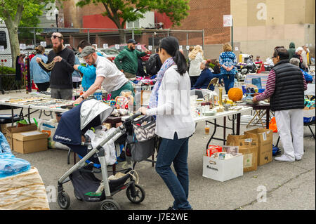 Käufer suchen Sie nach Schnäppchen bei humongous Penn Süden Flohmarkt im New Yorker Stadtteil Chelsea auf Samstag, 20. Mai 2017. Der Flohmarkt erscheint wie Brigadoon, nur einmal jährlich, und die Bewohner der Baugenossenschaften Penn Süd 20 einen Schrank Reinigung Extravaganz haben. Shopper aus der Stadt gekommen, um der Flohmarkt zieht Tausende auf der Durchreise.  (© Richard B. Levine) Stockfoto