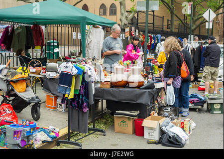 Käufer suchen Sie nach Schnäppchen bei humongous Penn Süden Flohmarkt im New Yorker Stadtteil Chelsea auf Samstag, 20. Mai 2017. Der Flohmarkt erscheint wie Brigadoon, nur einmal jährlich, und die Bewohner der Baugenossenschaften Penn Süd 20 einen Schrank Reinigung Extravaganz haben. Shopper aus der Stadt gekommen, um der Flohmarkt zieht Tausende auf der Durchreise.  (© Richard B. Levine) Stockfoto